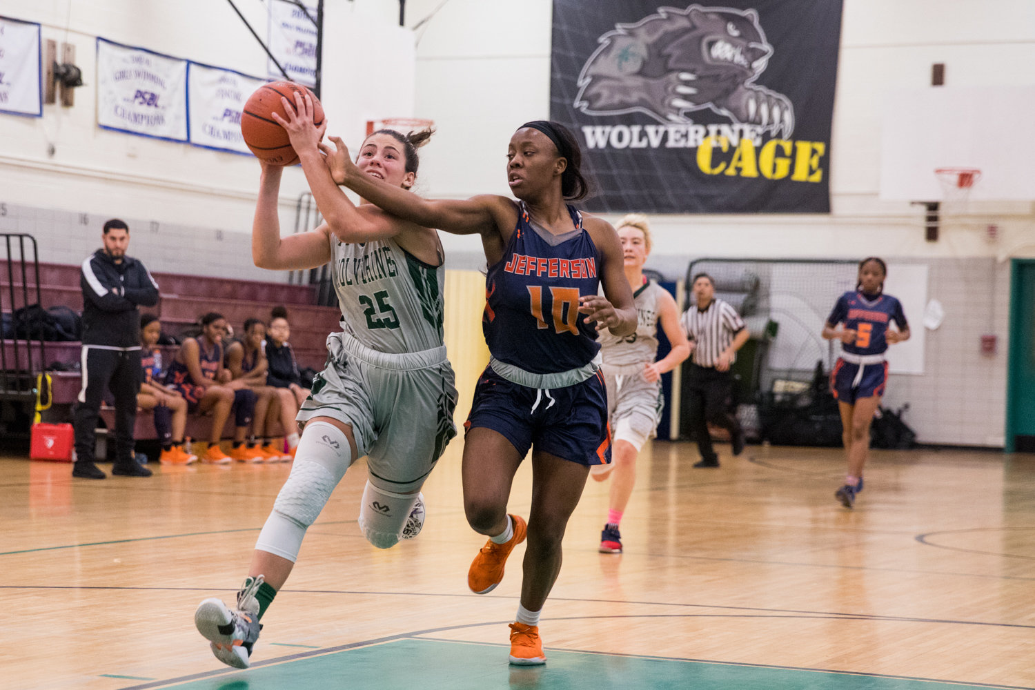 Bronx Science’s Carolina Lopez outraces Jefferson’s Seraiah Dawson for two of her 16 points in the Wolverines’ PSAL playoff victory last week.