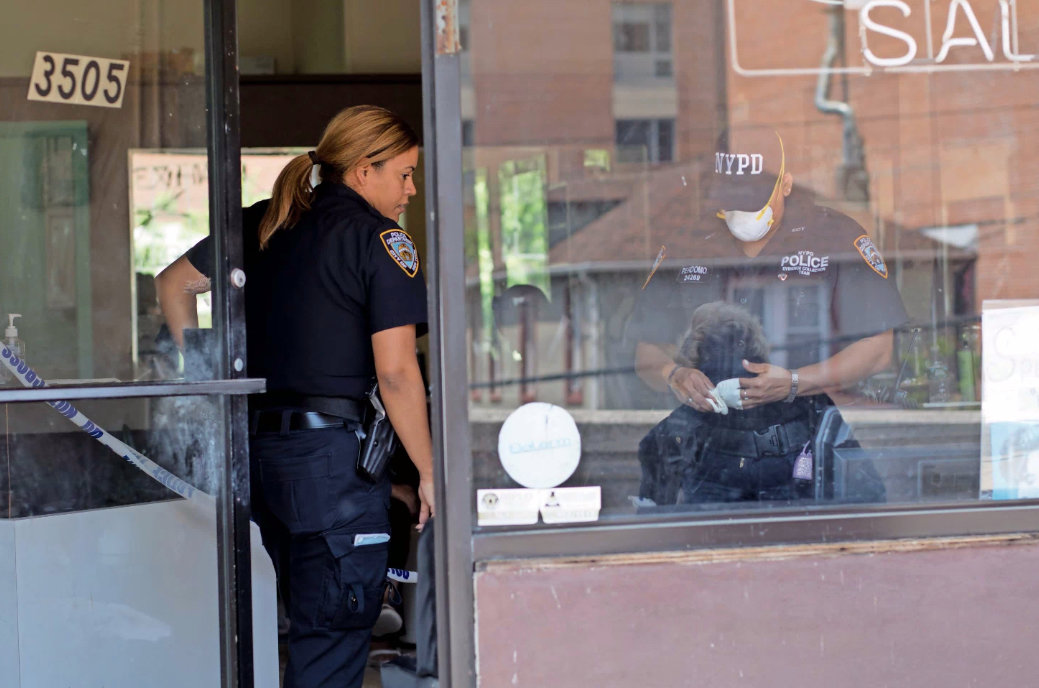 Police officers investigate a robbery at the Park Terrace Unisex Salon on Riverdale Avenue in 2018. Some non-violent crime is up in the 50th Precinct, which NYPD administrators want to blame on bail reform.