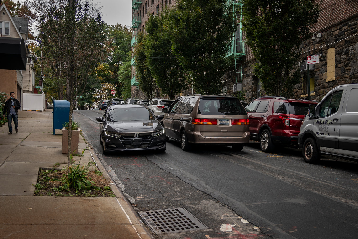 Narrow streets could be considered part of a neighborhood’s charm. But it also presents issues like traffic jams and potential for collisions, which is part of the reason why some want West 238th Street between Cannon Place and Sedgwick Avenue to become one-way.