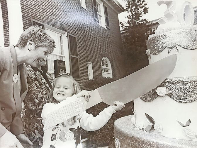 Mayor Rudy Giuliani couldn’t make the 30th anniversary of Wave Hill in 1995, but instead sent his then-wife Donna and daughter Caroline to ceremonially cut the oversized birthday cake for the nature attraction. Later in life, Caroline Giuliani would take a much different political stance from her father, even criticizing this past year his actions on behalf of President Donald Trump.