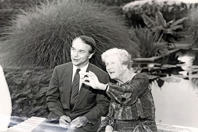 David Beim, president of the Wave Hill board of directors, sits with Linn Perkins, widow of George W. Perkins, on the garden attraction’s grounds in 1985. Mrs. Perkins was 96 when she died in 1993, more than 30 years after her husband.