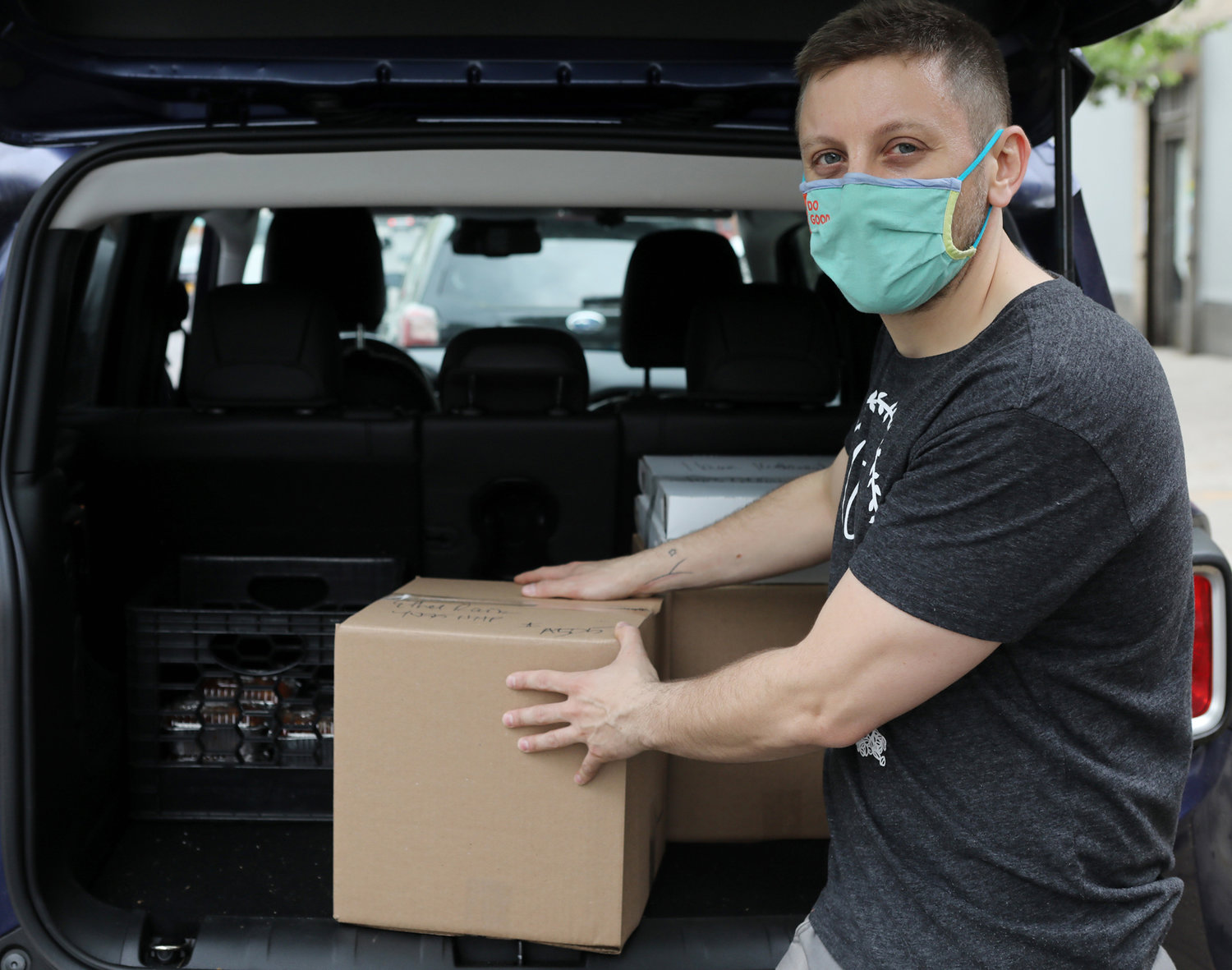 Moss Café’s general manager Ben Alpern packs a vehicle with a box of food that will be delivered to families recently welcoming babies into all areas of the Bronx as part of a partnership between Moss, Ashe Birthing Services and The Birthing Place.