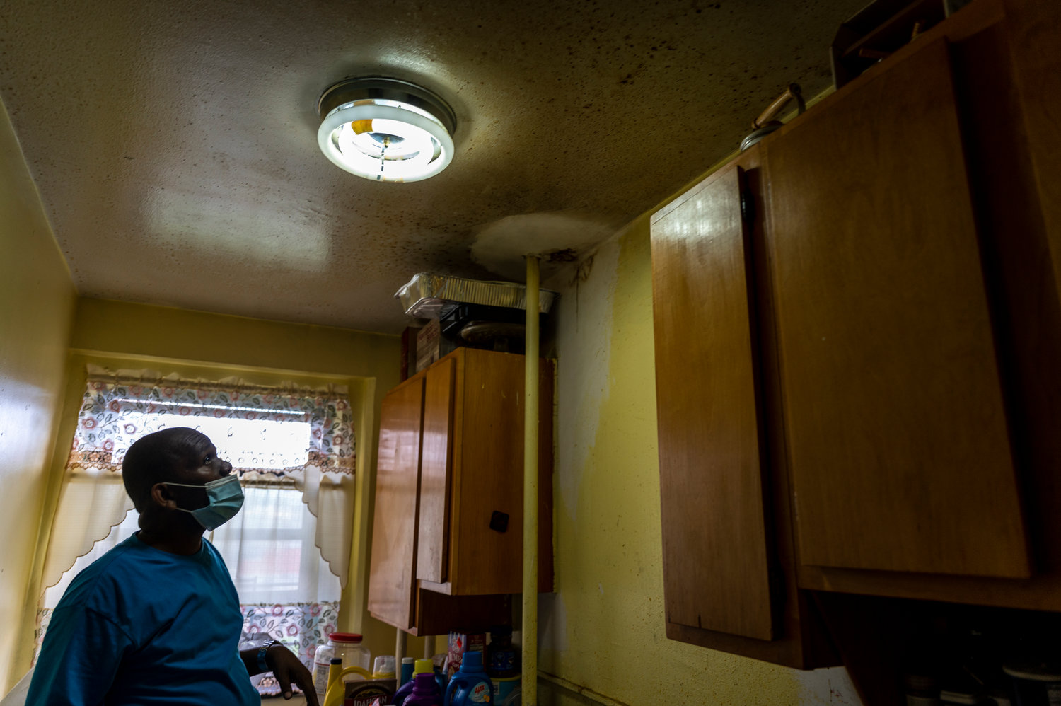 Addressing many long-term issues like water damage from constant leaks and poor sealing in Paulette Shomo’s apartment at Marble Hill Houses is something that might not be necessarily hurt by the fact three different councilman represent a single community — but it probably doesn’t help much either.