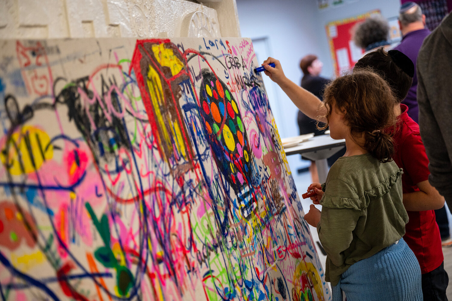 SAR Academy hosted Interactive Family Arts Festival on Monday, May 22 where they showcased students’ work. The hands-on interactive art gallery showed kids painting on the “creative canvas collaboration” with Noel Gussen.