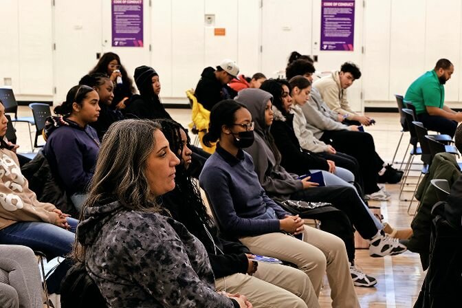 As part of the Angellyh Yambo Foundation campaign against gun violence, Mary Hernandez, Yambo’s aunt and head of the foundation, held a summit at La Central YMCA last Friday. Yambo’s classmates listened in to the conversation at the summit.