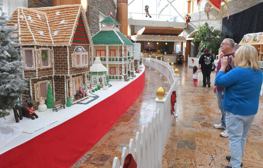 gingerbread houses at turning stone casino