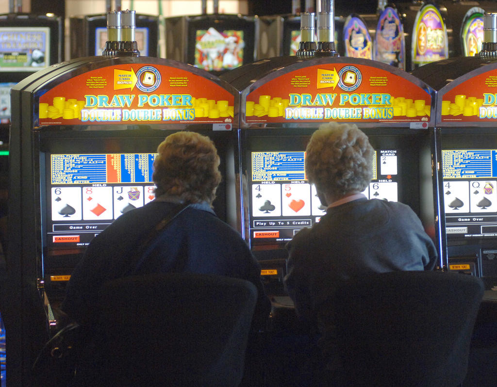 FUN AND GAMING — Visitors to Vernon Downs play the draw poker machines in this file photo.  A proposal to the state for the development of a casino in Tyre, about 75 miles west of Vernon, has drawn concern from the racino’s minority owner.
(Sentinel photo by John Clifford)