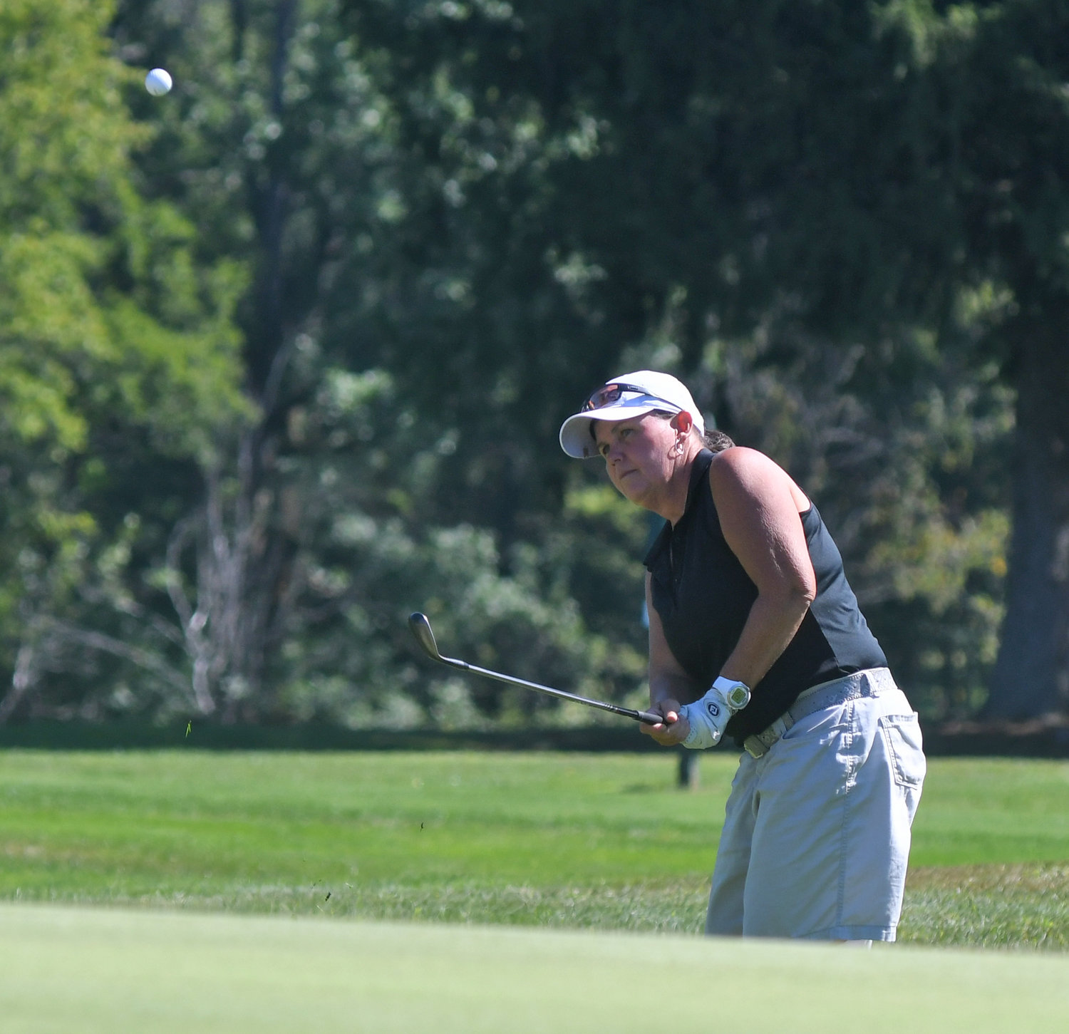 CHIPPING ON — Pennie Carlo chips to the eighth green at Rome Country Club during the Rome City Women’s Amateur Golf Tournament on Monday. Carlo shot a 77 for the tournament.