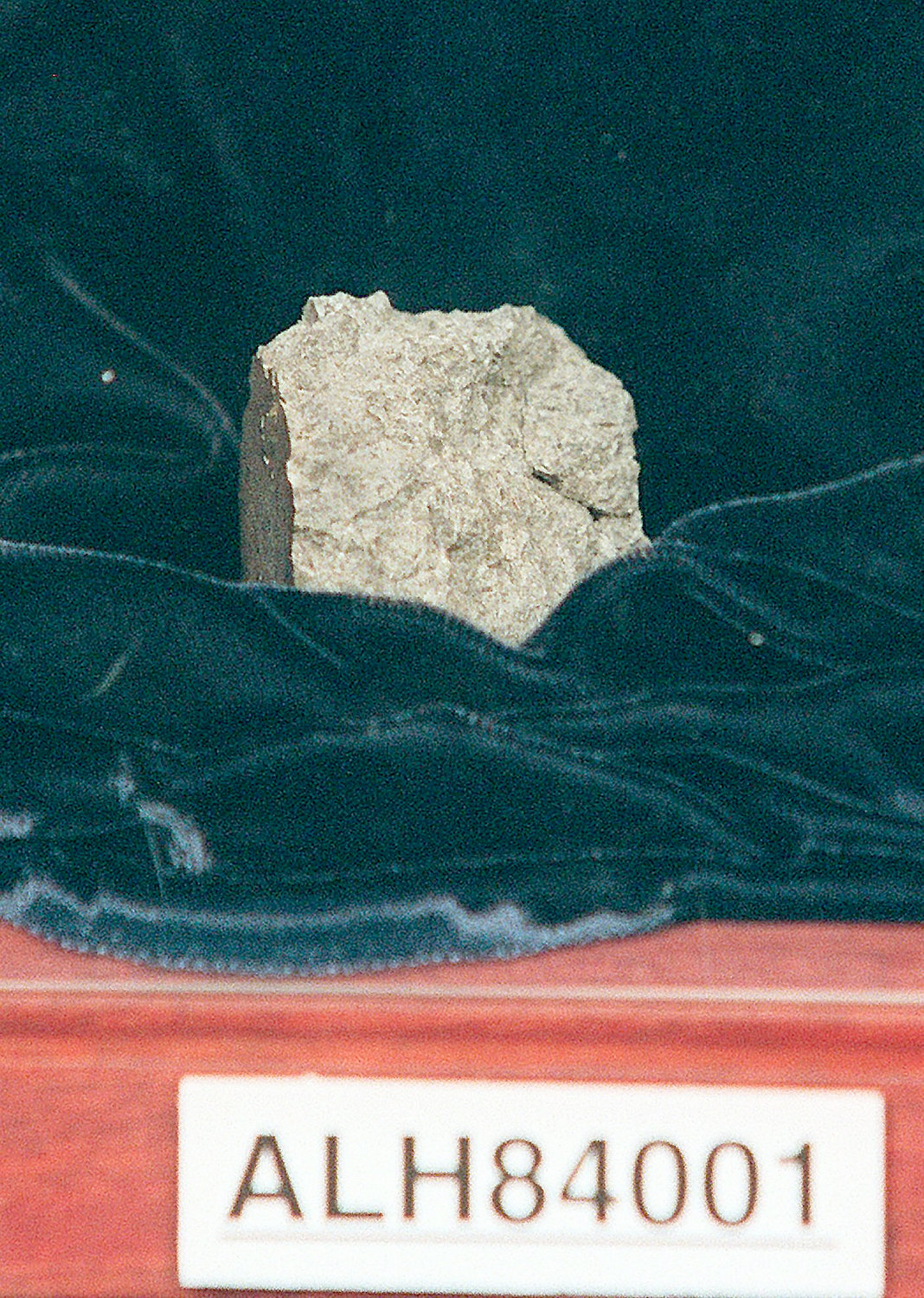 A CHUNK OF MARS — Mars rock Allan Hills 84001, discovered in 1984, is shown at a NASA news conference in Washington.