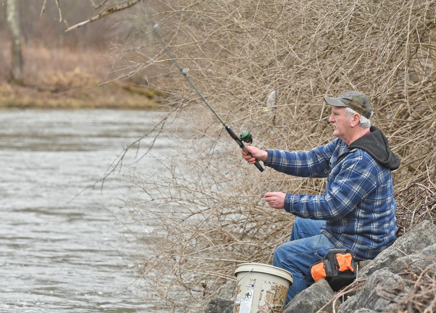 LANZANDO SU LÍNEA – Ricky Wannyn de Camden lanza su línea en el río Mohawk el viernes por la mañana en el primer día de la temporada de pesca de truchas.  Anteriormente, el 1 de abril se consideraba el tradicional 