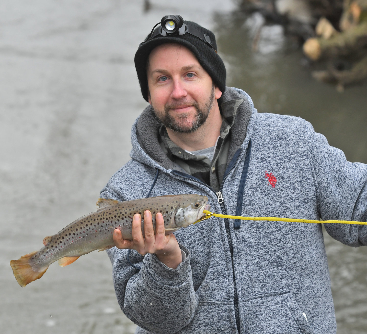 PESCA DEL DÍA: Casey Miner de Rome sostiene una trucha marrón de 18 pulgadas que atrapó en el río Mohawk el viernes junto al criadero de peces de Rome.  