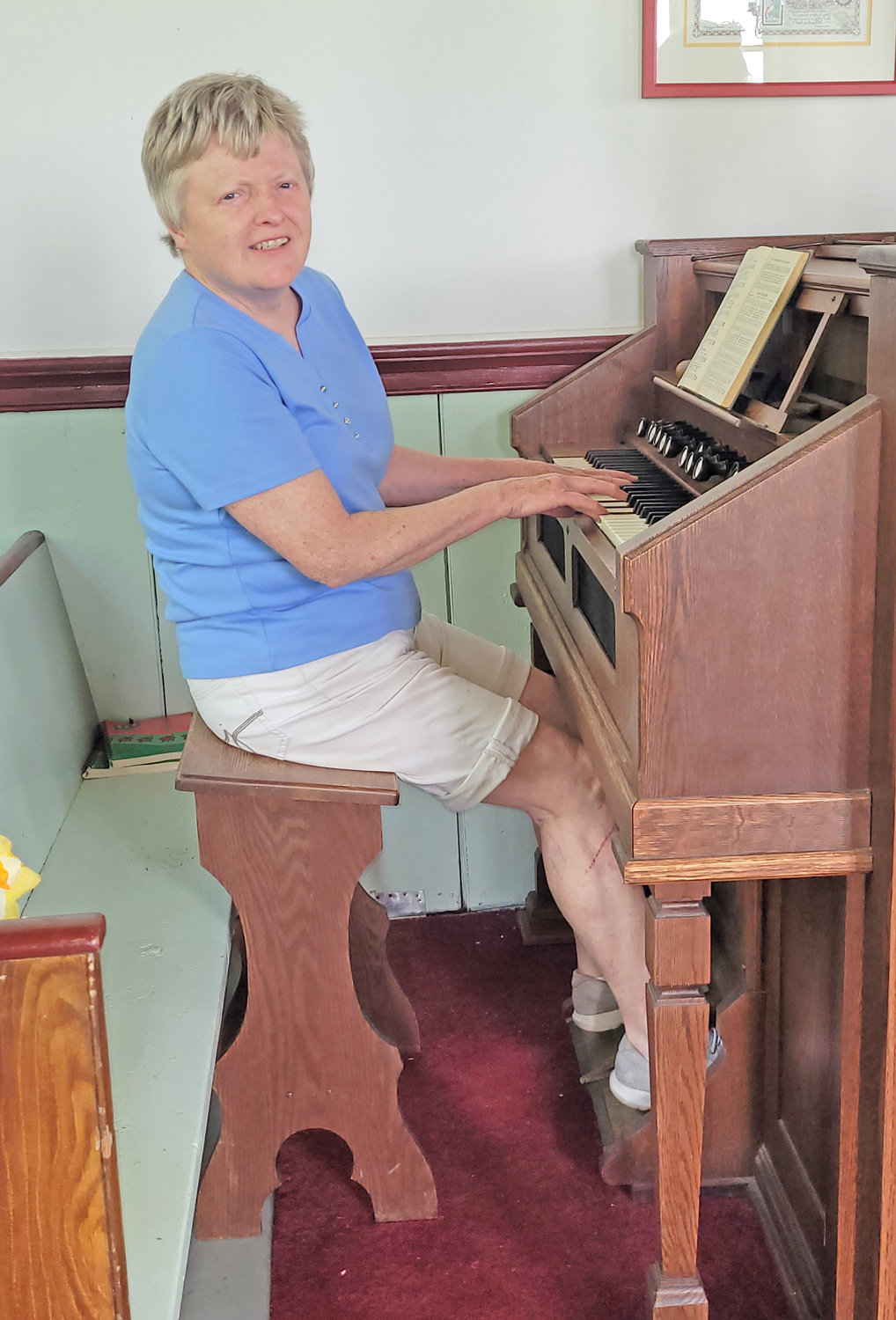 Shirley Jones Tolbert, whose lineage can be traced back to the early Welsh settlers and whose family attended Enlli for many years, played the organ at the open house.