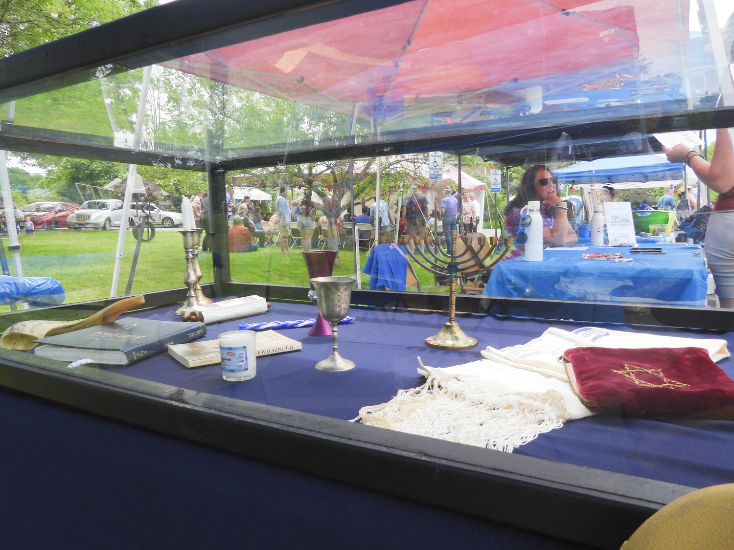 Inauguracyjny festiwal kultury żydowskiej "Jewtica" rozpoczął się w niedzielę 12 czerwca setkami osób w Centrum Społeczności Żydowskiej w Utica.  Ludzie zjeżdżali się z całego świata, aby dzielić się kulturą, skosztować pysznych potraw i nauczyć się czegoś nowego.
