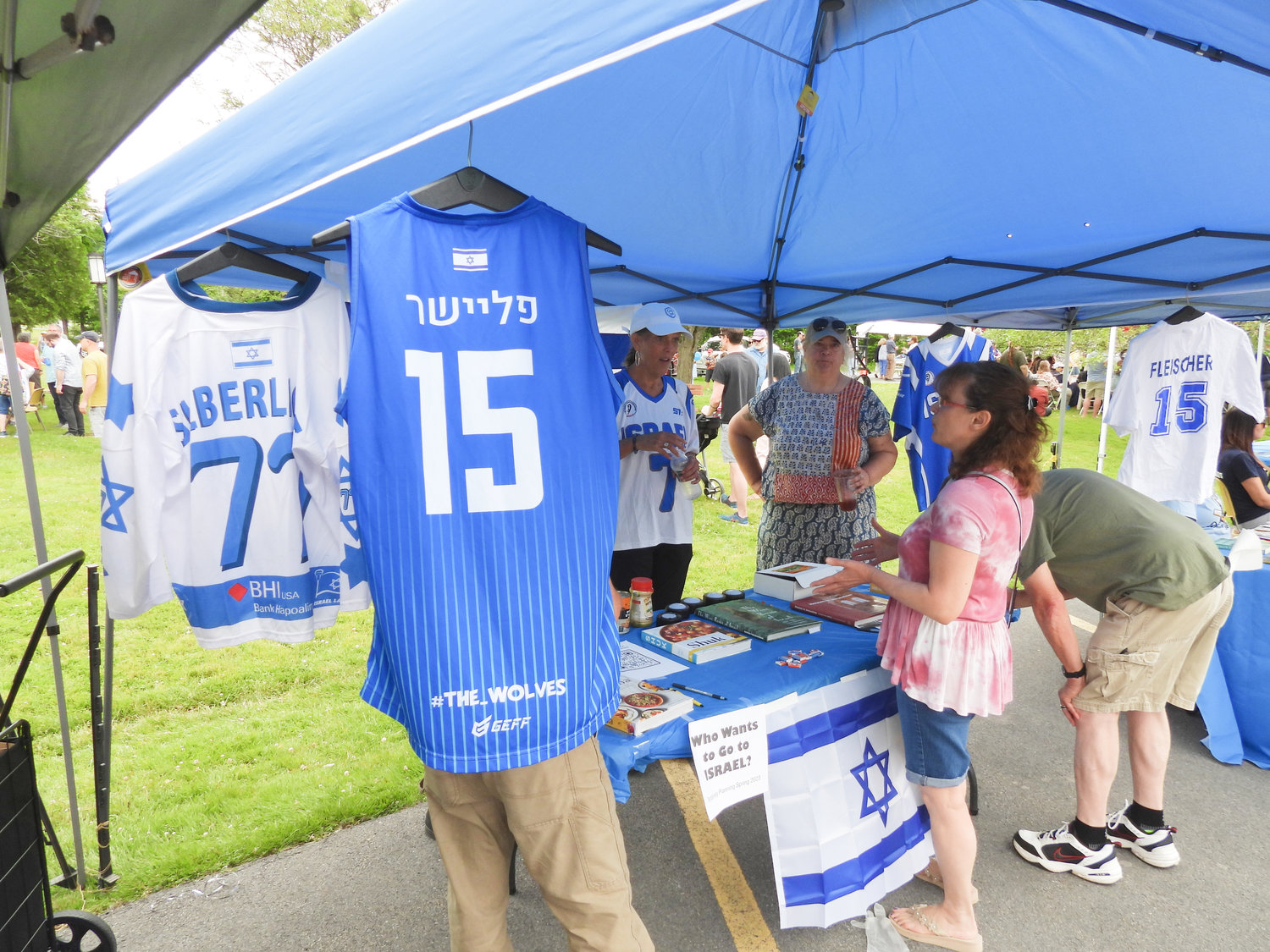 Inauguracyjny festiwal kultury żydowskiej "Jewtica" rozpoczął się w niedzielę 12 czerwca setkami osób w Centrum Społeczności Żydowskiej w Utica.  Ludzie zjeżdżali się z całego świata, aby dzielić się kulturą, skosztować pysznych potraw i nauczyć się czegoś nowego.