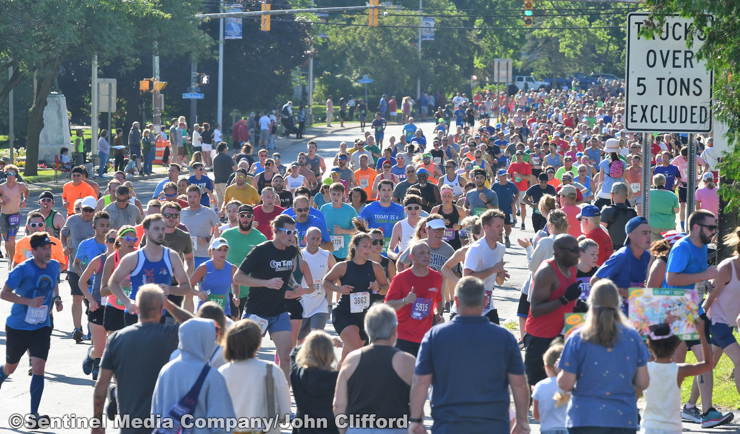 15k runners of the 45th Boilermaker Road Race makes the turn left from Memorial Parkway to Valley View Road.