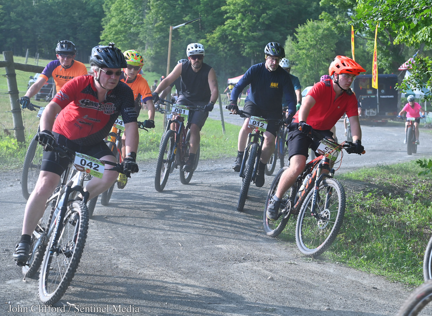 I corridori di trail bike nelle gare ciclistiche della serie Tilden Hill Grinder di 30 minuti a Vernon si tuffano nella prima curva mercoledì sera.