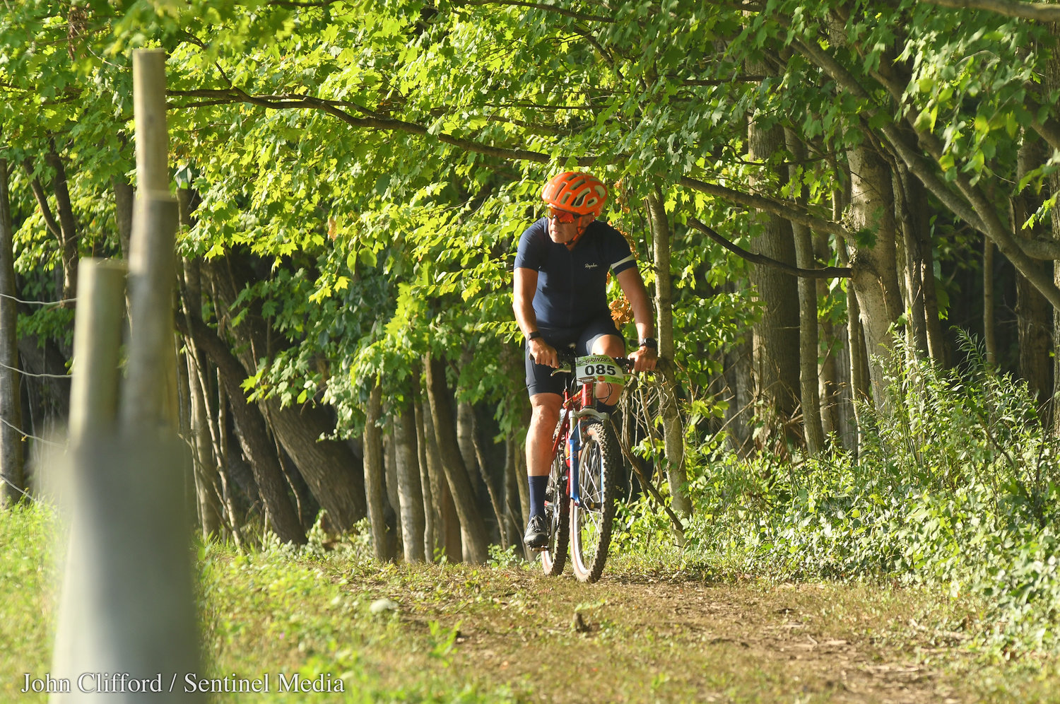 I corridori di trail bike nelle gare ciclistiche della serie Tilden Hill Grinder di 30 minuti a Vernon negoziano la pista ciclabile mercoledì sera.