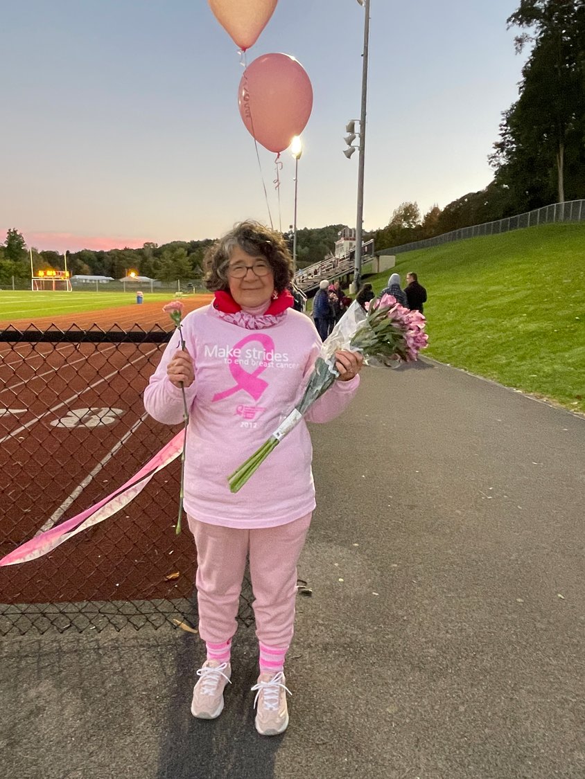 Joyce Savicki Bojdak จาก Sauquoit ผู้รอดชีวิตจากมะเร็งเต้านมอายุ 21 ปี 3 เดือน ได้รับดอกไม้จากนักฟุตบอลหญิงตัวแทน Sauquoit Valley ในเกม Think Pink เมื่อวันพฤหัสบดีที่ 29 กันยายน