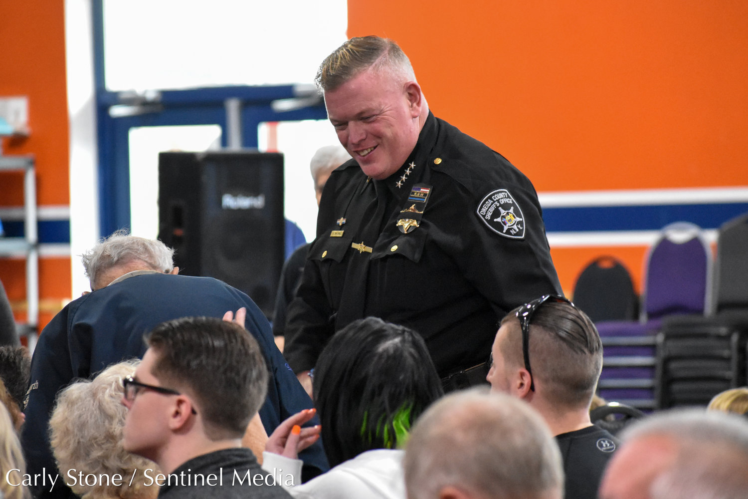 Cảnh sát trưởng Quận Oneida Robert Maciol chào mừng các vị khách tại Dạ tiệc Vinh danh Cựu chiến binh vào Thứ Bảy, ngày 5 tháng 11 năm 2022 tại Trung tâm Parkway.