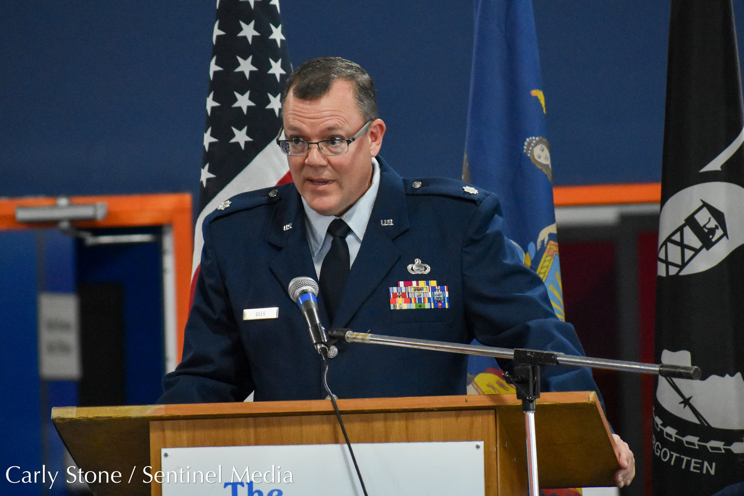 Diễn giả chính tại Lễ trao cờ thường niên lần thứ 8 cho các anh hùng là Trung tá Michael T. Gere của USAF.