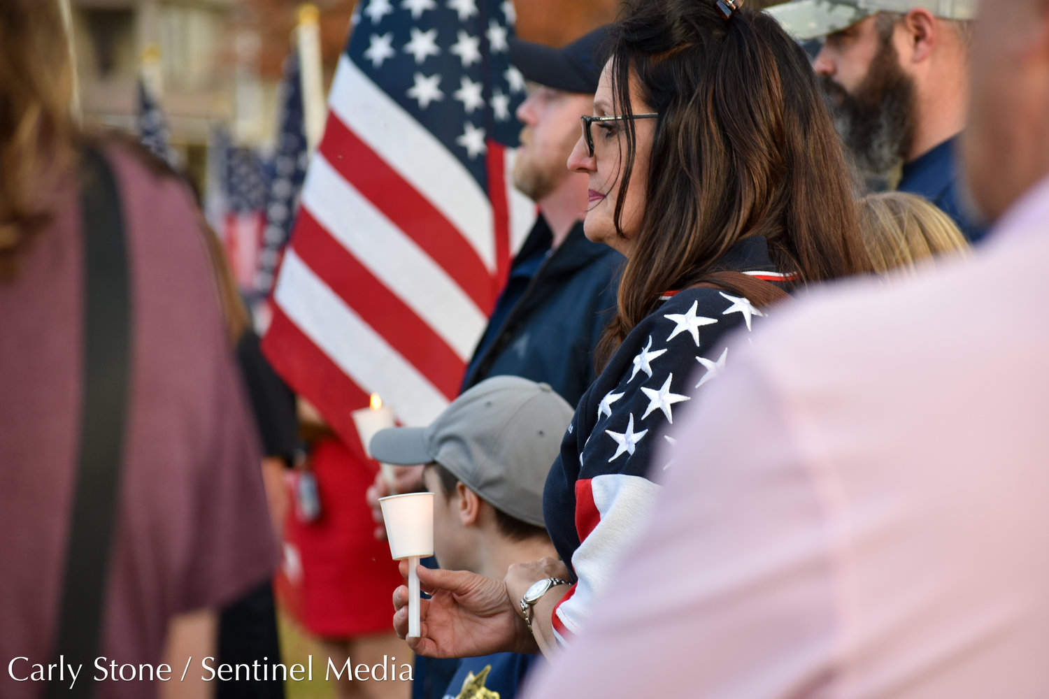 Mọi người tập trung tại Quảng trường chữa bệnh cho Cờ tại Memorial Parkway ở Utica vào thứ Bảy, ngày 5 tháng 11, cho một buổi lễ thắp nến vinh danh các cựu chiến binh của quốc gia.
