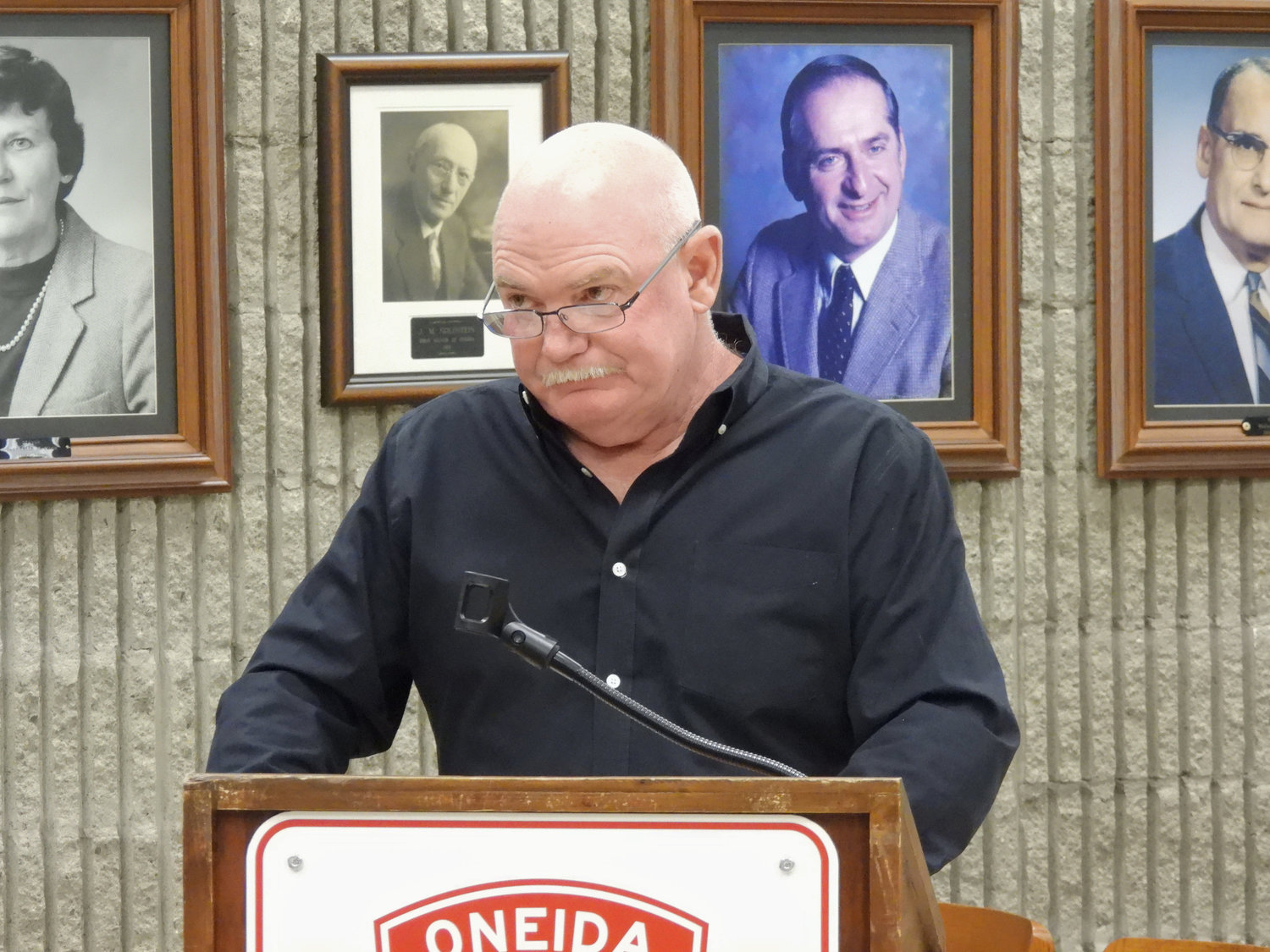 Oneida resident Randy Jones discusses the need for transparency during the public comment portion of the Oneida Common Council meeting on Tuesday.