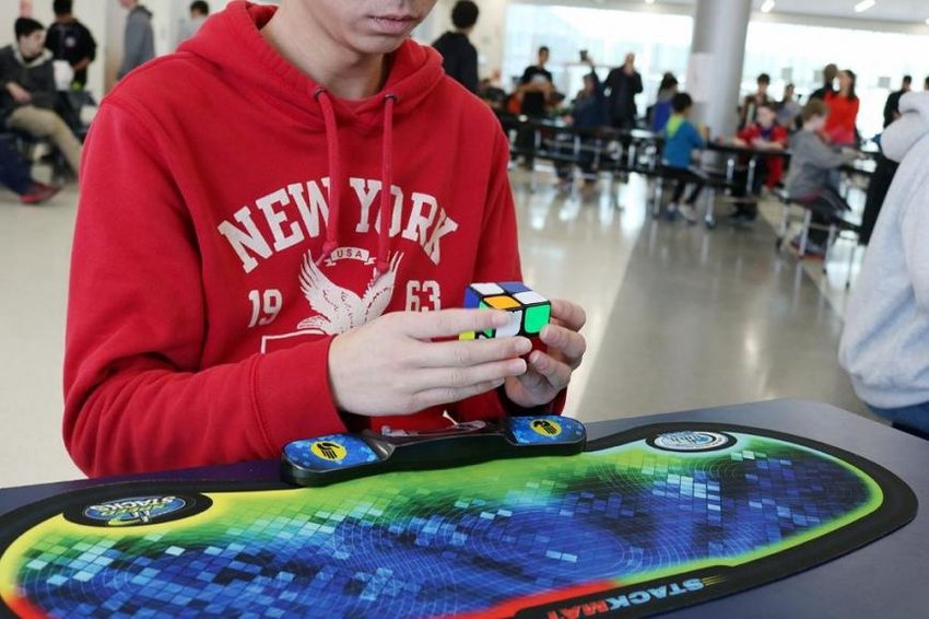 How to compete at a speedcubing competition 