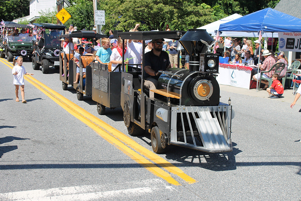 Linstead incorporated a miniature motorized train into its float.