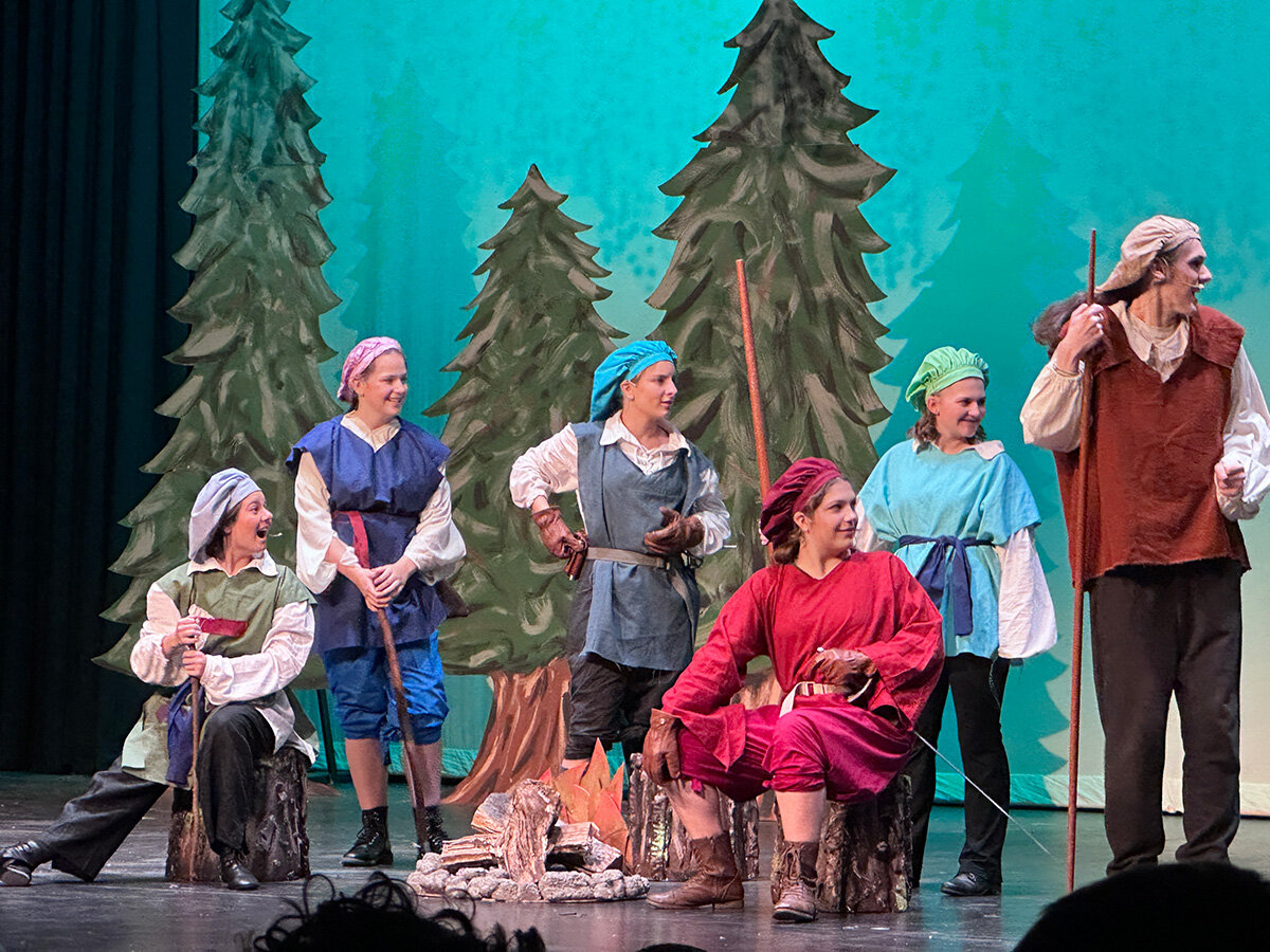 The Merry Men, Robin Hood’s group of outlaws, were played by (l-r) El Chambers, Claire Doyle, Rosslyn Evans, Katie Norton, Madison Lavelle and Zacca Jackson.